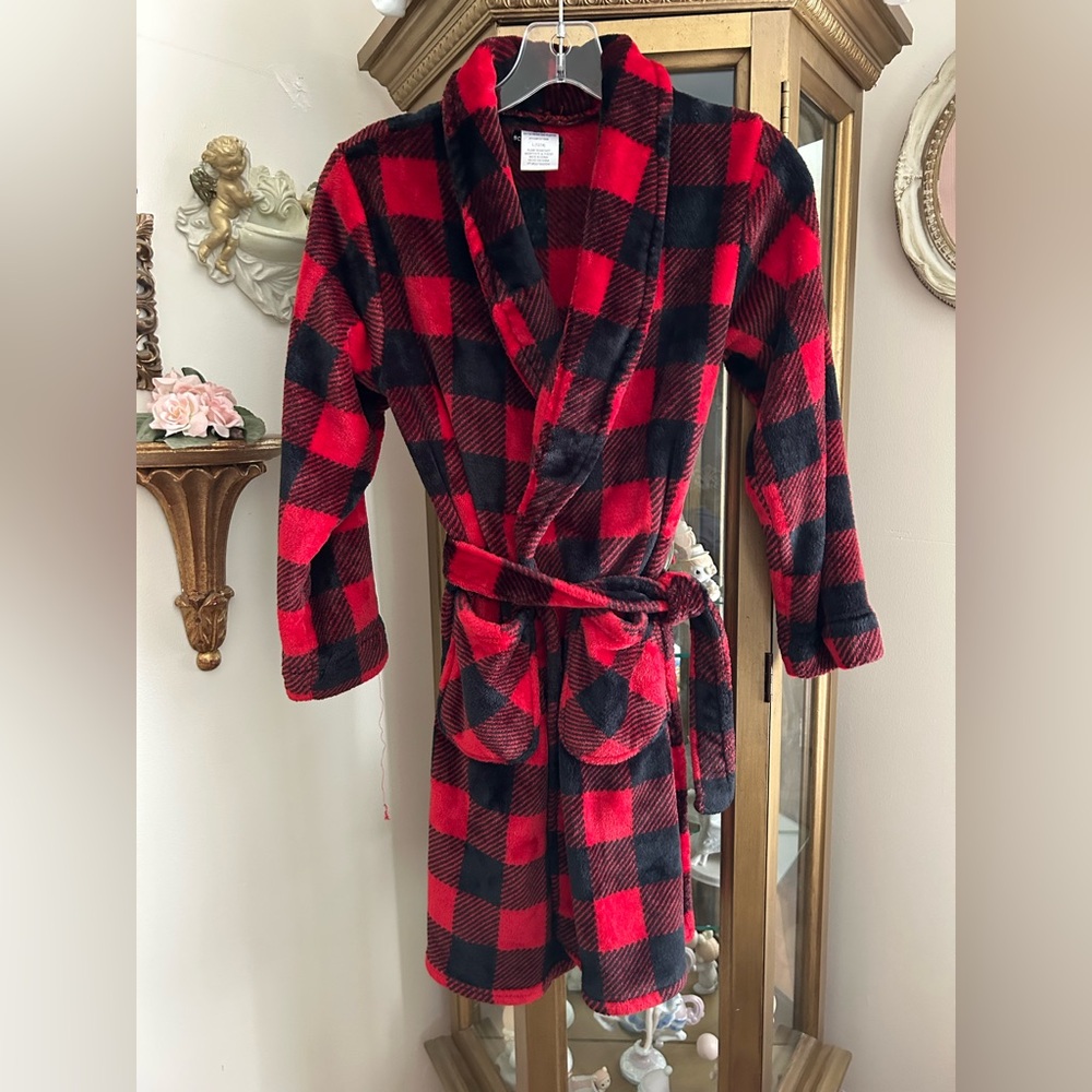 Climate smart Red and Black Plaid Robe Boys size 12/14 like new C:4351